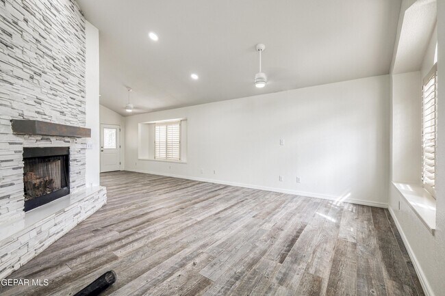 Building Photo - 5733 Saplinas Rd