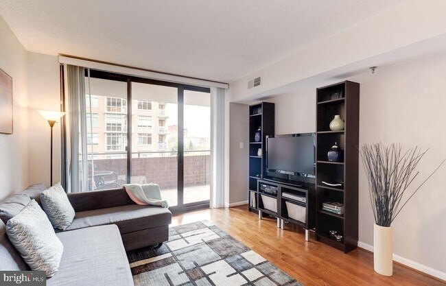 Building Photo - 1001 N Randolph St