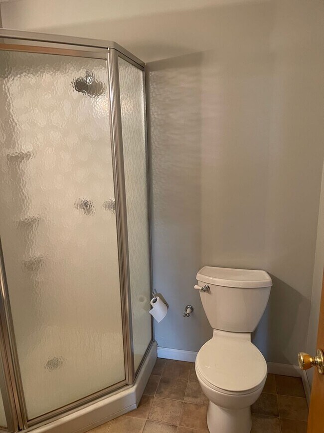 Building Photo - Available December 21st! SPACIOUS & PET FR...