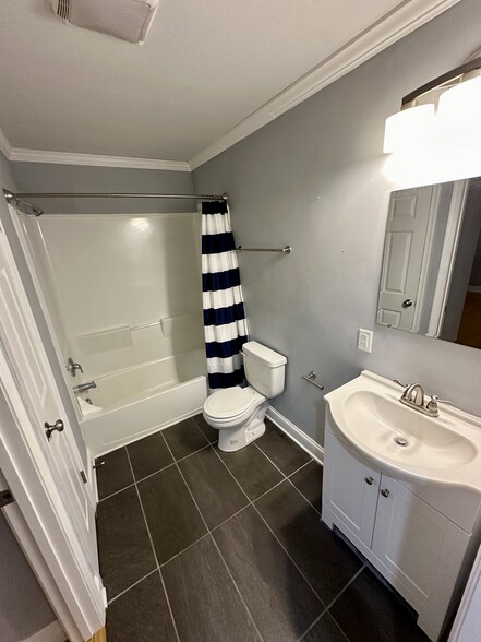 Bath 1 - 104 N Division St