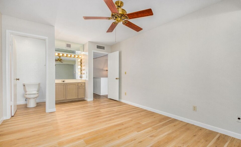 Building Photo - 4482 W Palmaire Ave