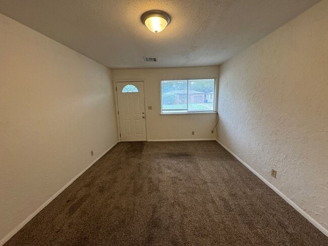 Building Photo - 4-bedroom garage conversion, cute and clea...