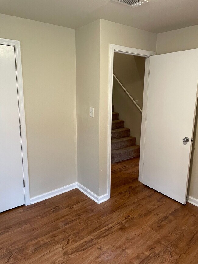 Building Photo - "Charming 3-Bedroom Retreat with Fireplace in Prime Jonesboro Location!"