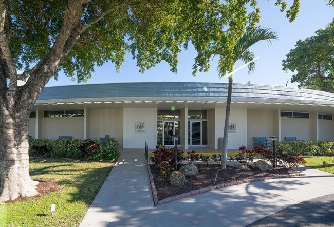 Building Photo - 1537 E Hillsboro Blvd