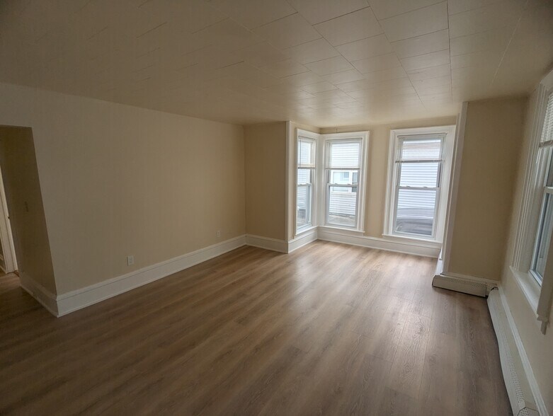 Primary Photo - 315 Pleasant St