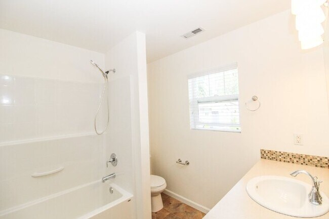 Building Photo - Spacious Rental! 3bed 3bath 2039sf 2 Car Garage A/C + Bonus Room