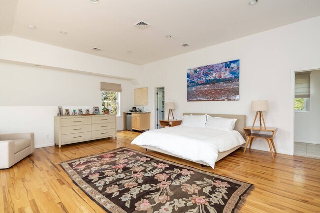 Building Photo - 869 Head of Pond Rd