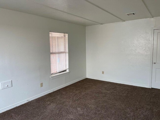 Building Photo - Cute 1 bed , 1 bath with washer dryer hook...