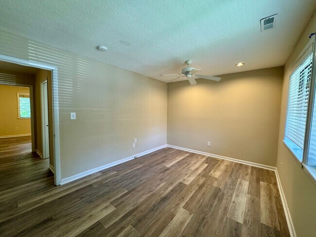 Building Photo - 2-bedroom townhouse in the Oaks!