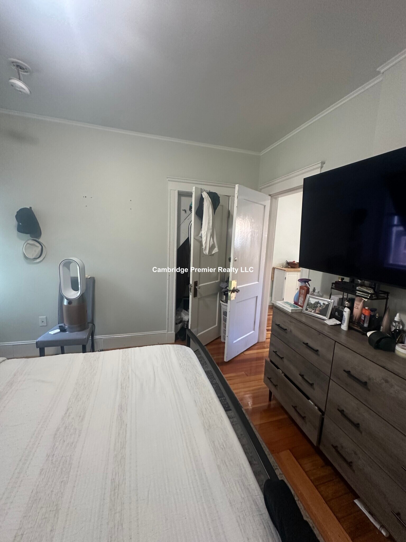 Building Photo - 399 School St