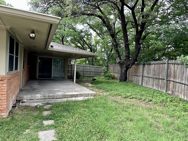 Building Photo - 1926 Laurelwood Dr