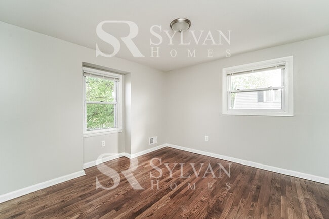 Building Photo - This inviting 4 bedroom 2 bathroom home is...