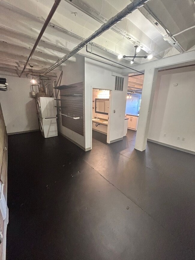 Building Photo - Updated & Spacious Studio Home