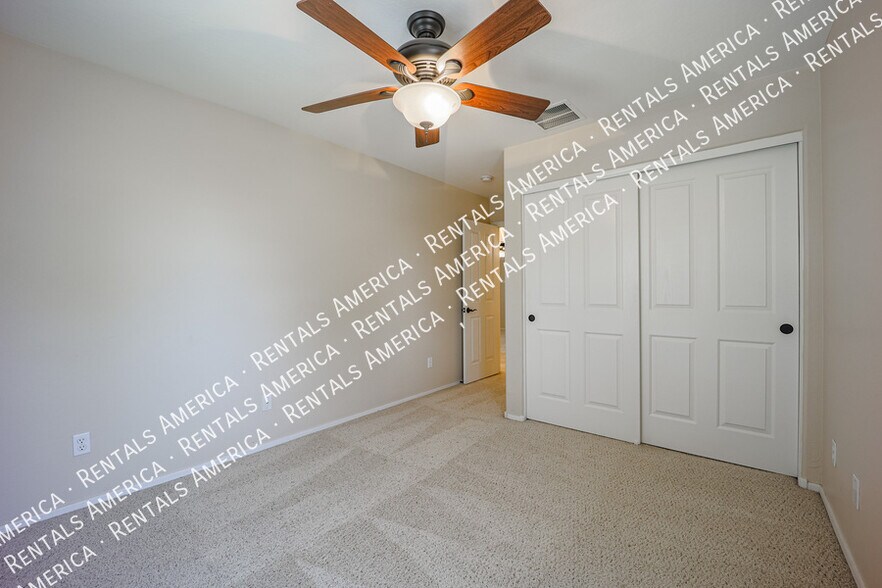 Building Photo - 3854 E Parkview Dr