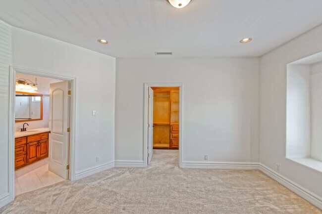 Building Photo - 15624 Sombra Ave