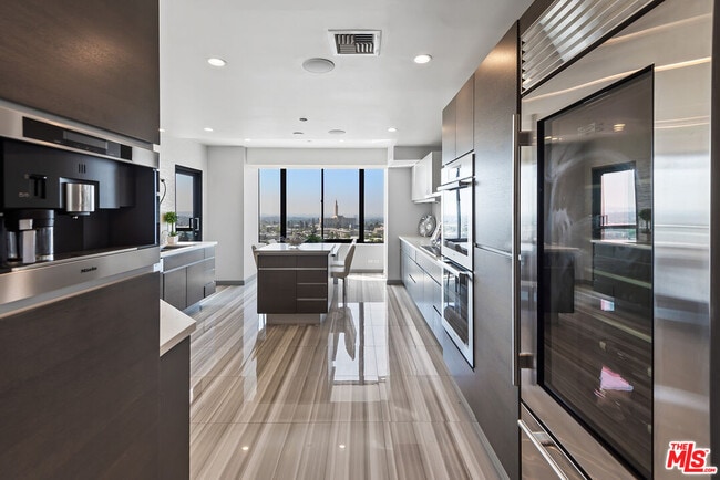 Building Photo - 10724 Wilshire Blvd