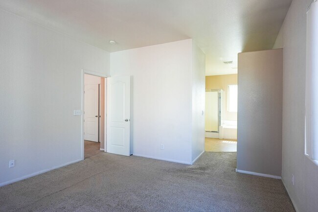 Building Photo - 3 Bed / 2.5 Bath Townhome with Loft, 2 Car Garage & Spacious Backyard – Southern Highlands