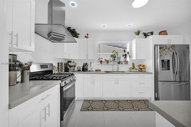 Building Photo - 756 W 53rd St