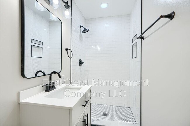 Building Photo - 2116 E Hoffman St