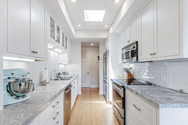 Building Photo - Top-Floor Corner Condo Near Downtown Palo ...