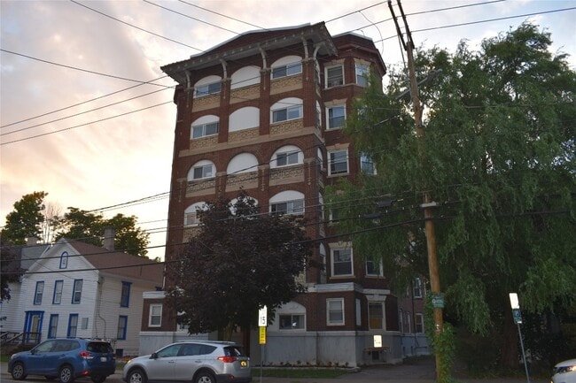 Primary Photo - 99 Oak St