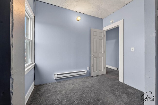 Building Photo - $1550 4 bedroom