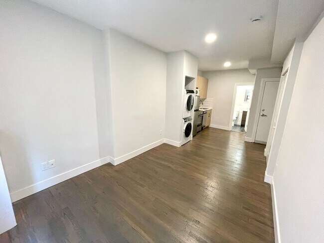 Building Photo - Newbury St Studio apartment on top floor with laundry in unit