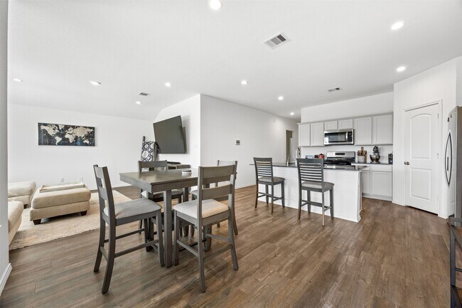 Building Photo - 14200 Yellow Jacket Ct