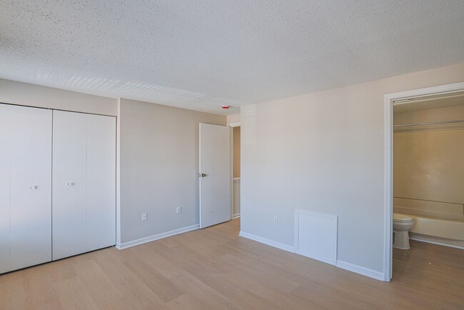 Building Photo - JUST RENOVATED Huge 3 bedroom 3 bathroom t...