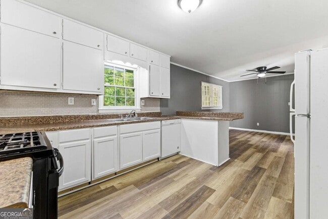 Building Photo - 1961 Valley Ridge Dr SW