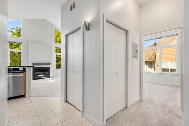 Building Photo - Kirkland Top Floor Large 1 BR+ 1 BA Condo with High Ceilings