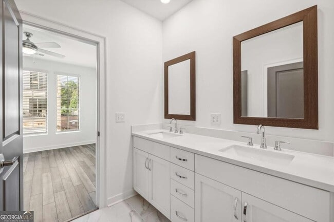 Building Photo - 432 Burton Dr