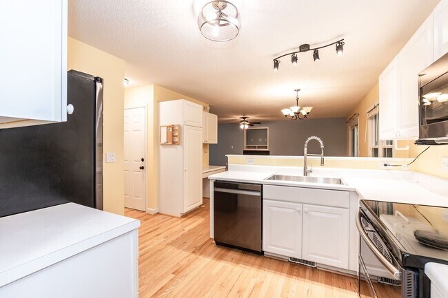 Building Photo - 8 Woodcliff Cir