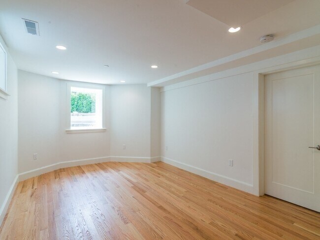 Building Photo - 17 Standish St