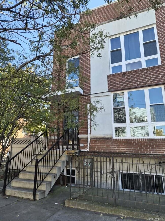 Building Photo - 958 Liberty Ave