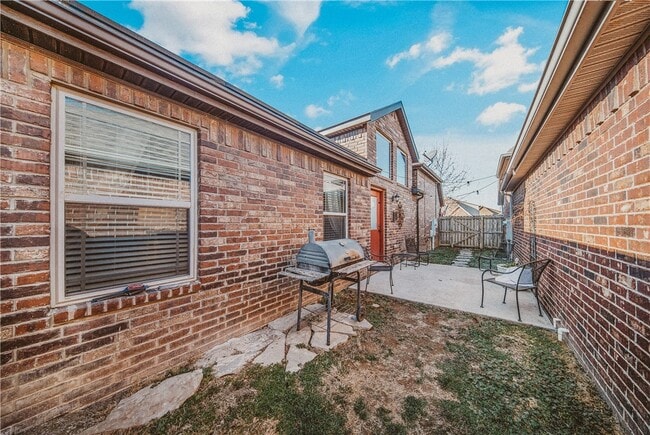 Building Photo - 3301 SW Stonepoint Ave