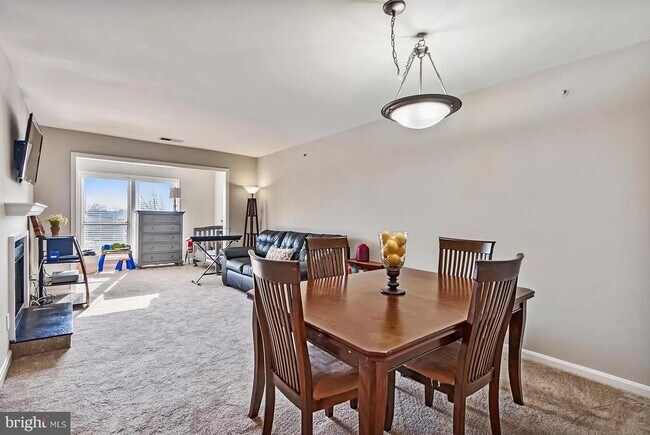 Building Photo - 3178 Summit Square Dr