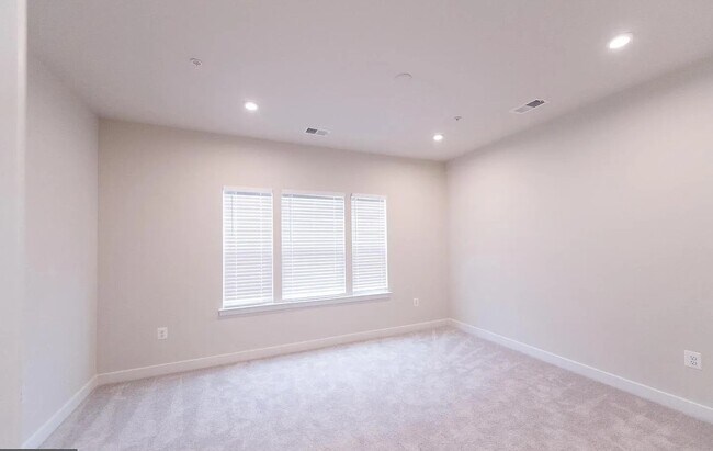 Building Photo - 2816-2816 Evansgreen Dr