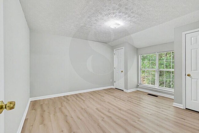 Building Photo - 4BR/2.5BA Home Conveniently Located Off Jimmy Carter Blvd!