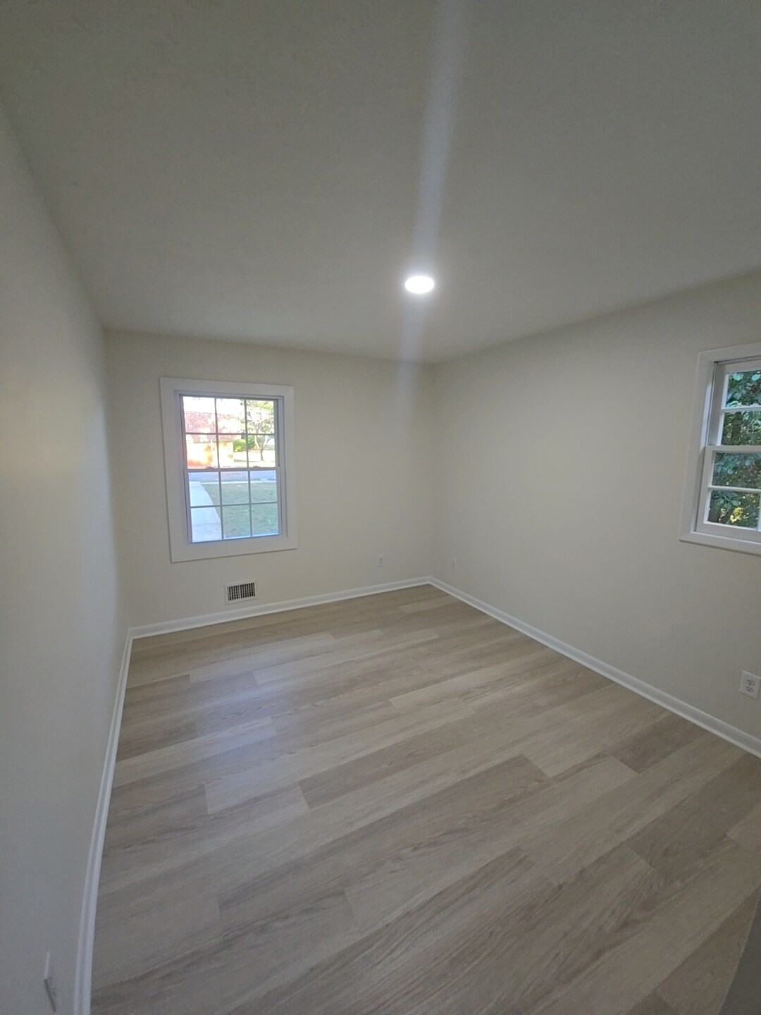Building Photo - 2347 Greenway Dr