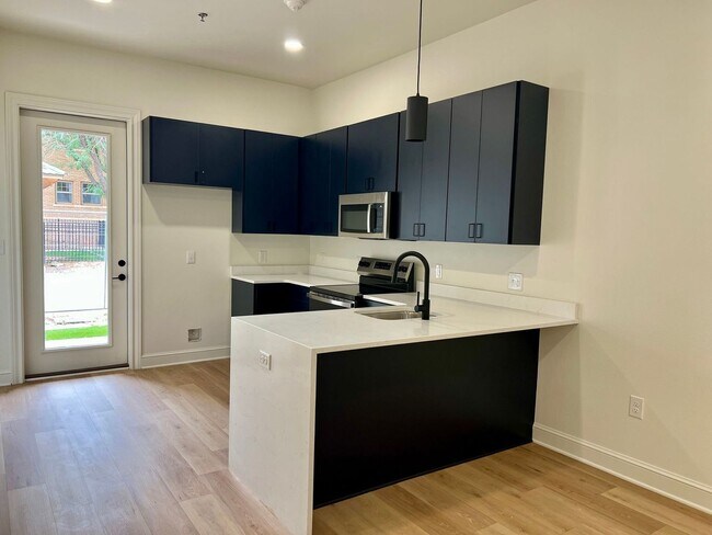 Building Photo - The Court At Overton