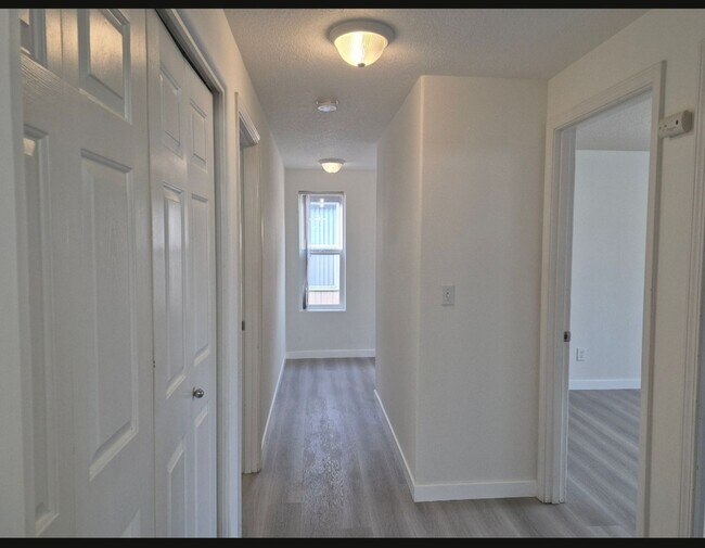 Building Photo - 3 bedroom - Move In Ready !!