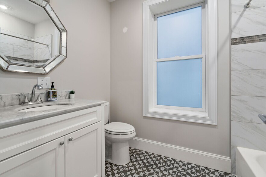 Building Photo - 338 Meridian St