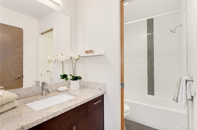 Building Photo - Stunning Townhome in the heart of Columbia City