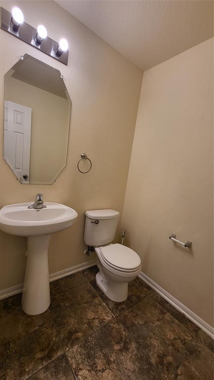 Building Photo - 2026 Silverwater Ct