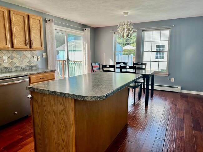 Building Photo - Like New 3BR, 1.5 bathroom Colonial For Rent