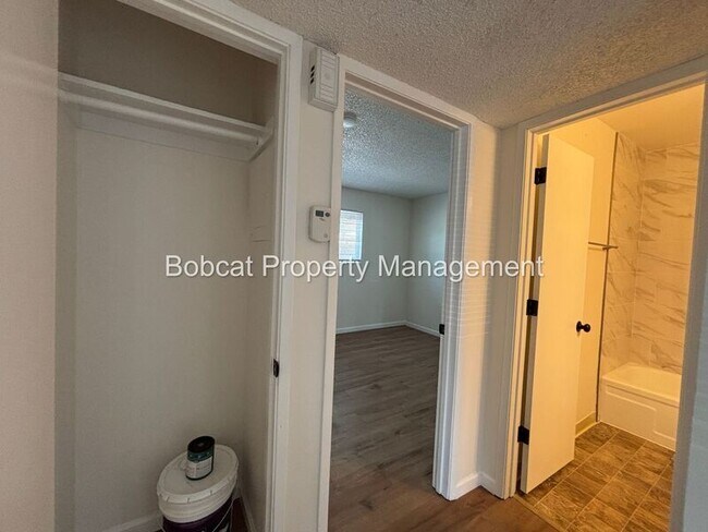 Building Photo - 1501 N Edmonds Dr
