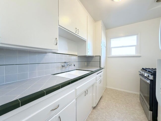 Building Photo - Across From The Beach in South O!