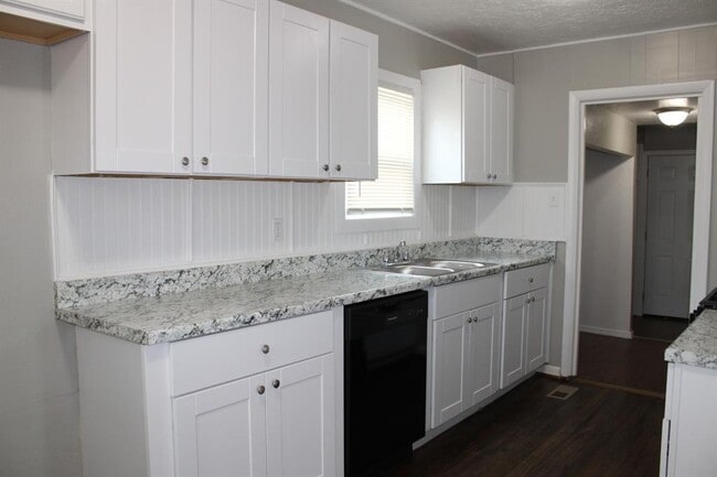 Building Photo - 305 W Lilac Ln