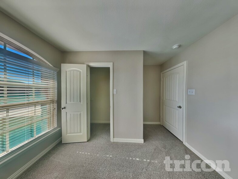 Building Photo - 810 Silverbell St